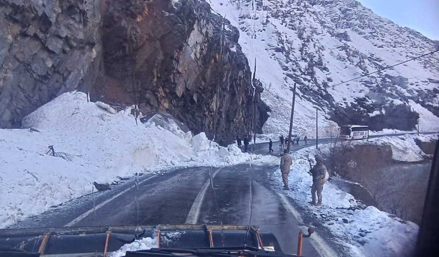 Şırnak yoluna çığ düştü, karla kaplı yollar açıldı