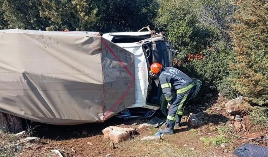 Tavas'ta devrilen kamyonet içerisinde mahsur kalan 2 kişi ve 10 küçükbaş sağ kurtuldu