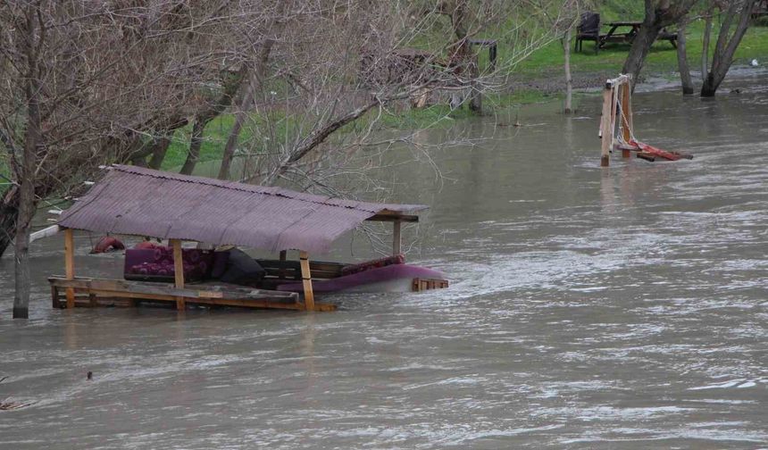 Yeşilırmak Nehri'nde su seviyesi 2 metreye kadar yükseldi, piknik masaları akıntıya kapıldı