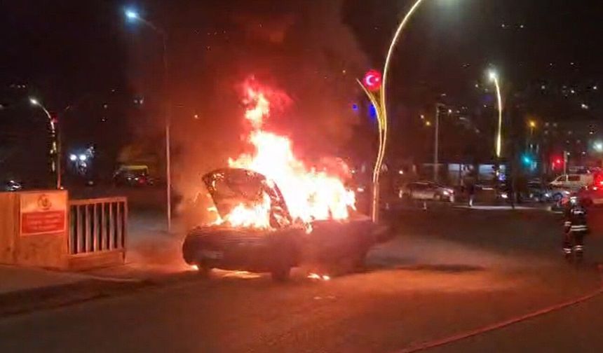 Yozgat'ta otomobil alev alev yandı