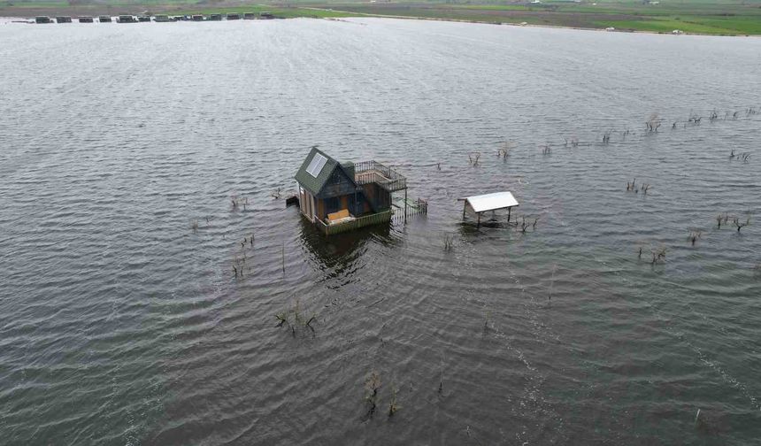 Yüzen evler...Ulubat Gölü taştı, felaket havadan görüntülendi
