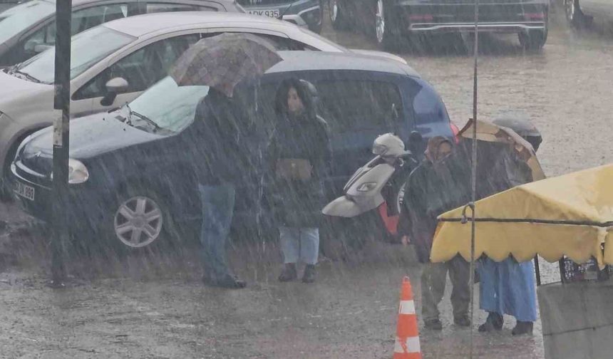 Zonguldak'ta sağanak yağış sürprizi: Hazırlıksız yakalananlar saçak altlarına sığındı