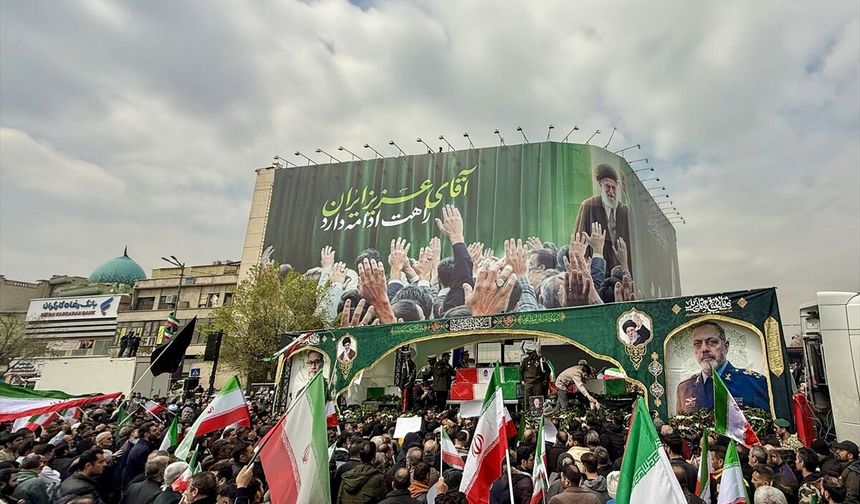 ABD-İsrail saldırılarında ölen İranlı komutanlar için Tahran'da cenaze töreni düzenlendi