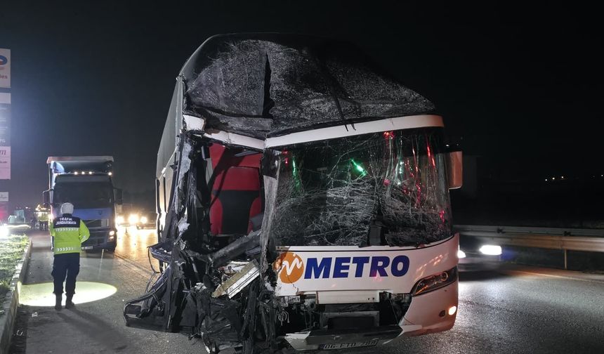 Amasya'da yolcu otobüsü ile tırın çarpıştığı kazada 11 kişi yaralandı