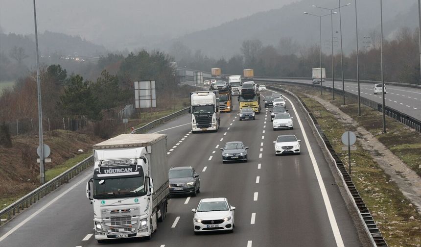 Anadolu Otoyolu'nun Bolu ve Düzce kesiminde bayram tatili hareketliliği kısmen başladı