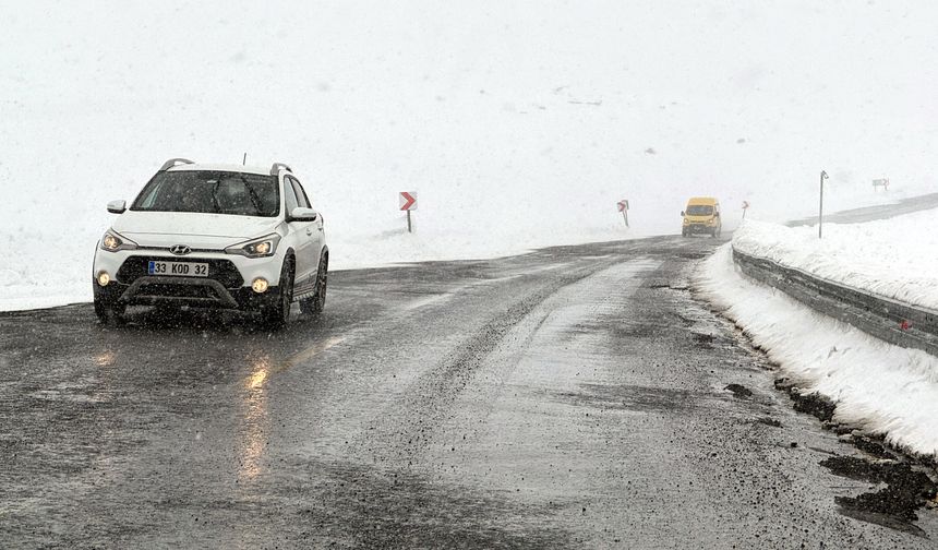 Ardahan ve Kars'ta yoğun kar ulaşımı aksattı
