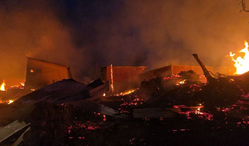 Bolu'da 5 ev ve 8 samanlık yandı