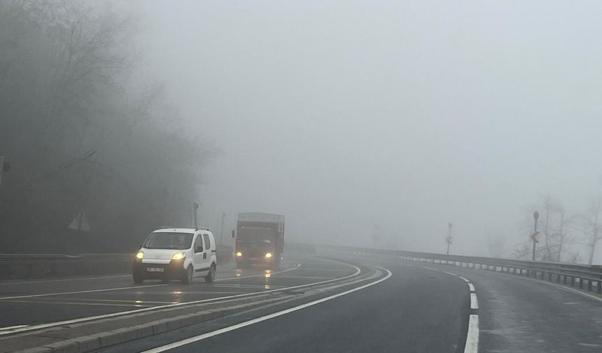 D-100 kara yolunun Bolu Dağı geçişinde sis ve sağanak etkili oldu