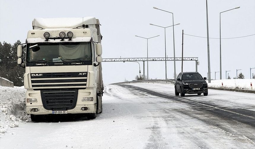Erzurum, Kars ve Ardahan'da kar etkili oluyor