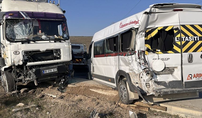Eskişehir'de 5 aracın karıştığı zincirleme trafik kazasında 12 kişi yaralandı
