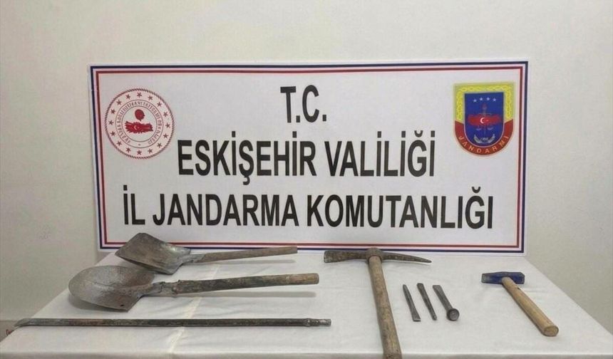 Eskişehir'de kaçak kazı yapan 3 kişi suçüstü yakalandı