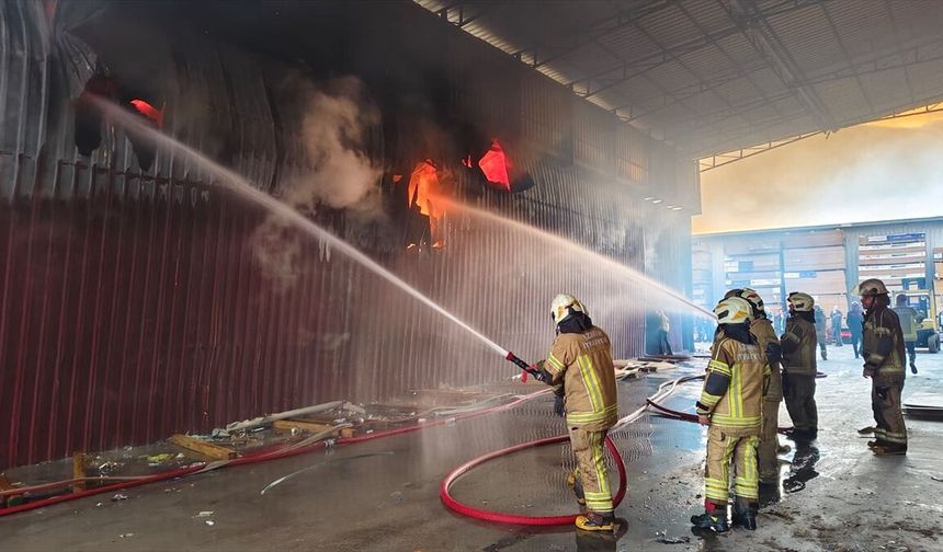 İzmir'de atölye ve depolarda çıkan yangın kontrol altına alındı