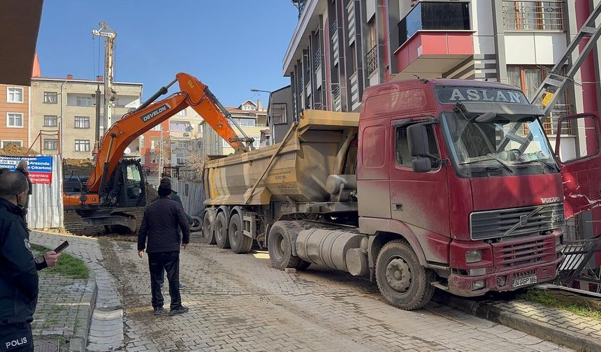 Kağıthane'de aydınlatma direğine çarpan kamyonun sürücüsü yaşamını yitirdi