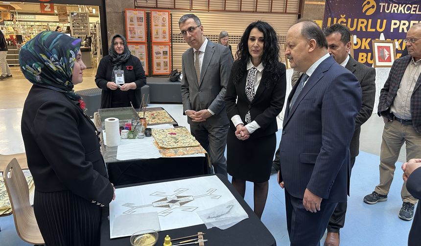 Kastamonu'da 'Sanatın Diliyle Değerlerimiz' tezhip, hat ve ebru sergisi açıldı