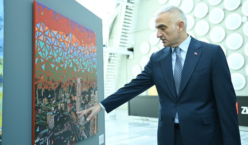 Kültür ve Turizm Bakanı Ersoy 'Başkent Ankara' sergisini ziyaret etti