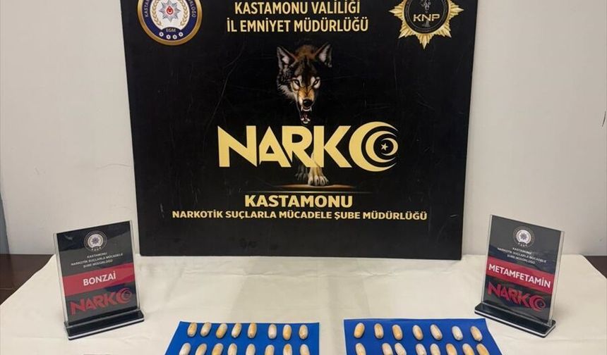 Midesinde Türkiye'ye uyuşturucu sokan şüpheliyle bu kişiye yardım eden 4 zanlı yakalandı