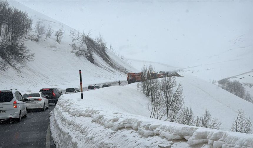 Muş-Kulp kara yoluna düşen çığ ve toprak birikintisi temizlendi