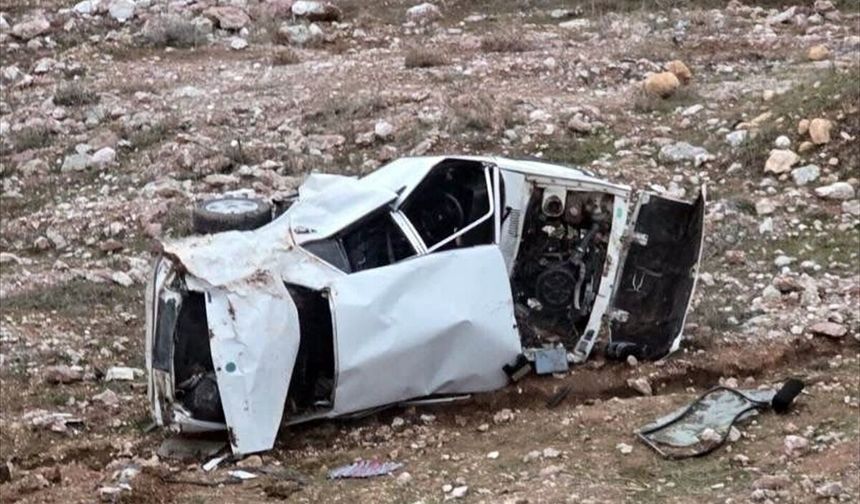 Siirt'te devrilen otomobildeki 3 kişi yaralandı