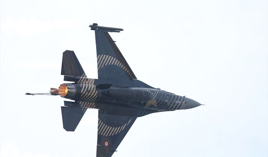 SOLOTÜRK Çanakkale'de gösteri uçuşu yaptı