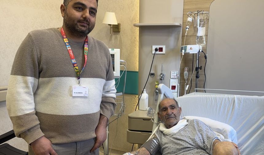 Ustalığına güvendi, tıkalı gidere döktüğü lavabo açıcı hastanelik etti