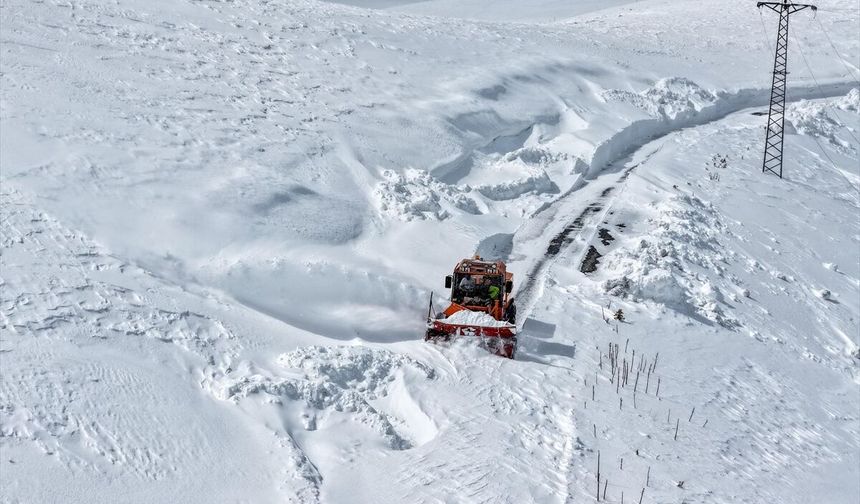 Van'da ekipler kapalı yolları açmak için metrelerce karla mücadele ediyor