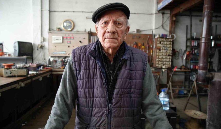 88'lik usta gençlere taş çıkarıyor