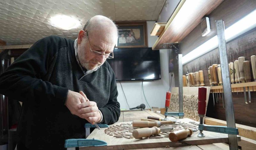 Ailesinin asırlık sanatını evinin kilerinde yaşatıyor: Ayetleri ahşaba ilmek ilmek işliyor