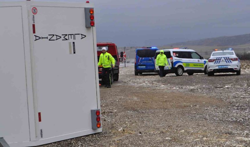 Alman turistin kullandığı karavanla otomobil çarpıştı: 1'i ağır 3 yaralı