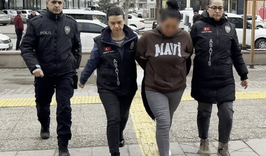 Annesinin sevgilisini bıçaklayan genç ve polise tokat atan annesi adliyede
