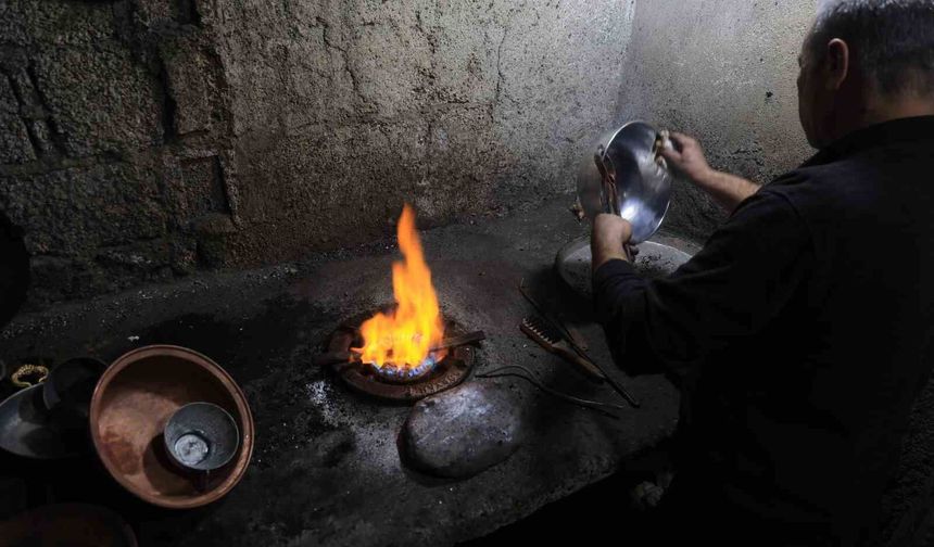 Bakırcılar Çarşısı'nda zamana direnen son ustalar