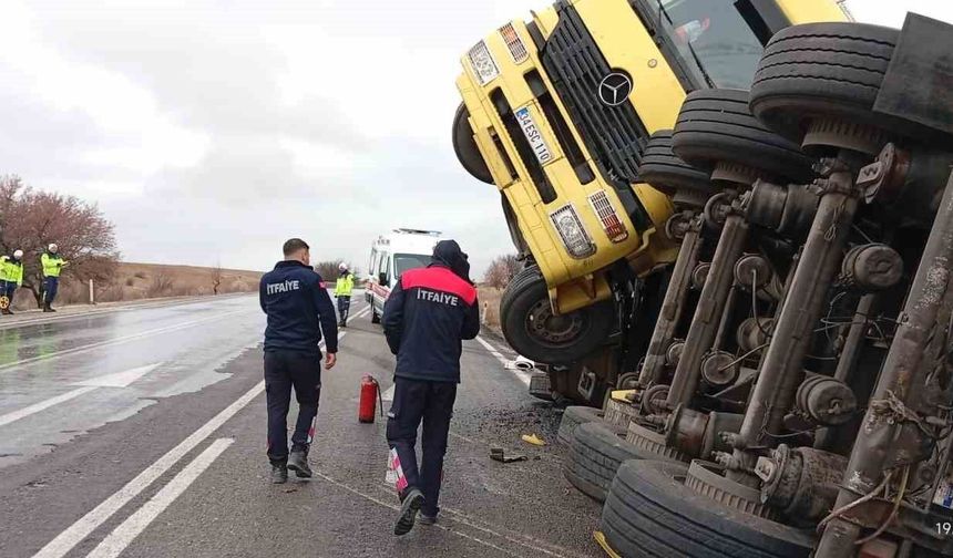 Balık yemi yüklü tır devrildi