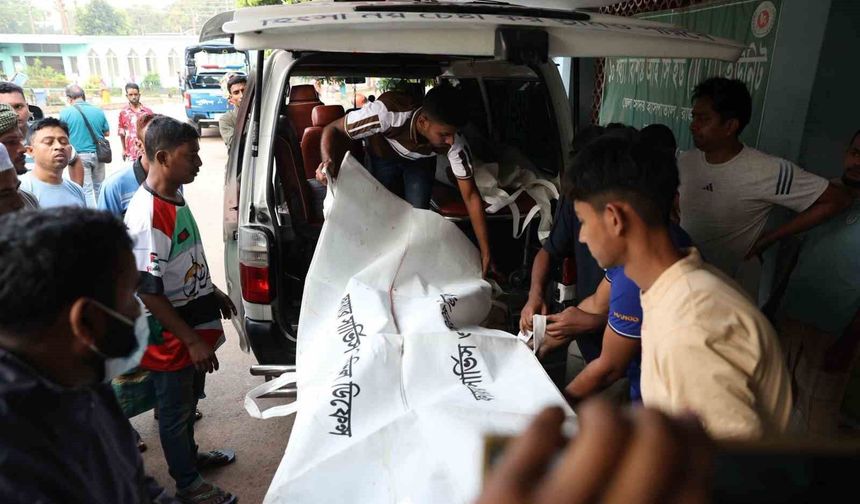 Bangladeş'te yolcu otobüsü nehre düştü: 24 ölü