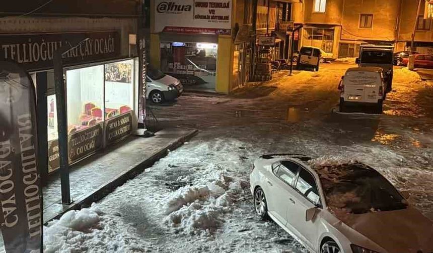Çatıdan düşen kar kütlesi otomobili kullanılamaz hale getirdi
