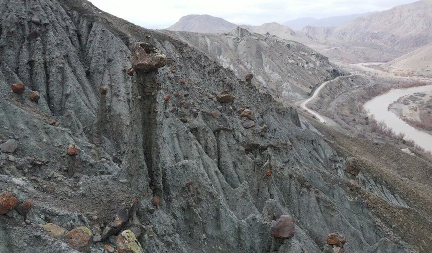 Erzincan'da peri bacalarını andıran doğal oluşumlar ilgi görüyor
