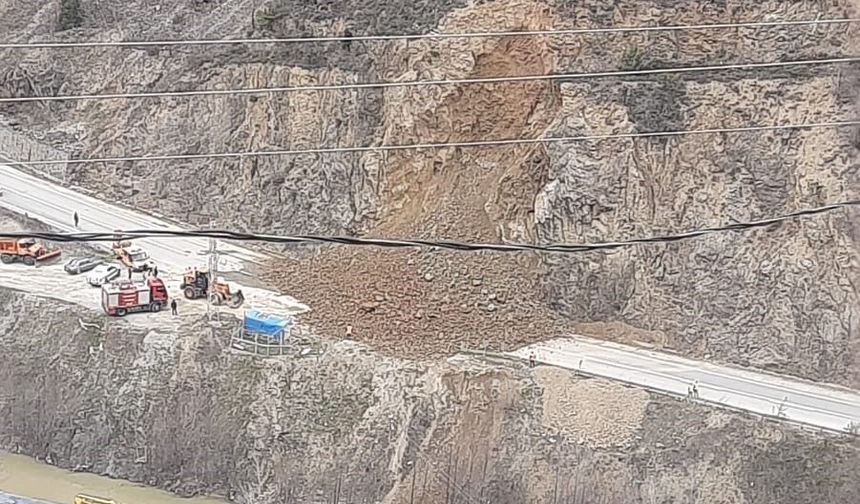 Gümüşhane-Giresun karayolunda heyelan