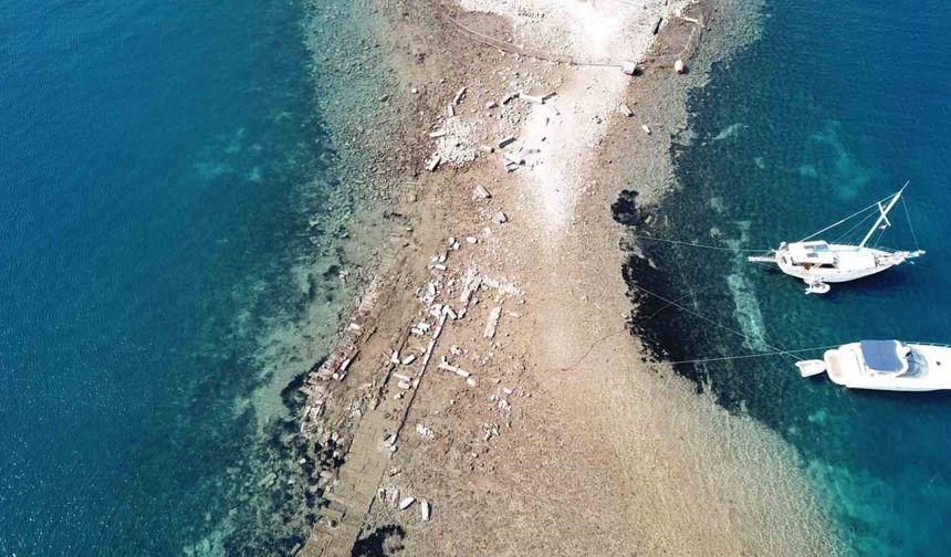 Gümüşlük koyunda sular çekildi, 3 bin 500 yıllık kral yolu ortaya çıktı