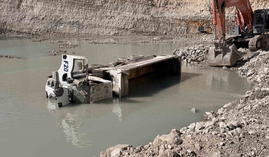 Hisarcık'ta maden sahasında hafriyat kamyonu devrildi: 1 ölü