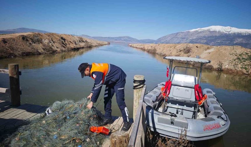 Işıklı Barajında kaçak avcılığa geçit yok 5 bin metre ağ ele geçirildi