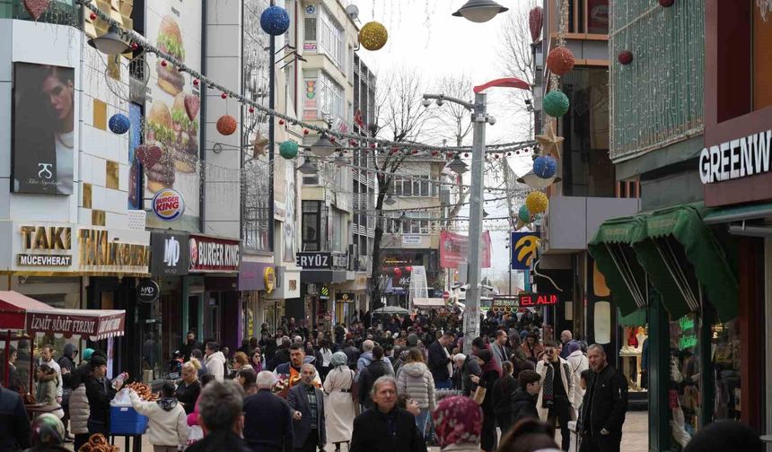 İzmit sokaklarında bayram alışverişi hareketliliği: Adım atacak yer kalmadı