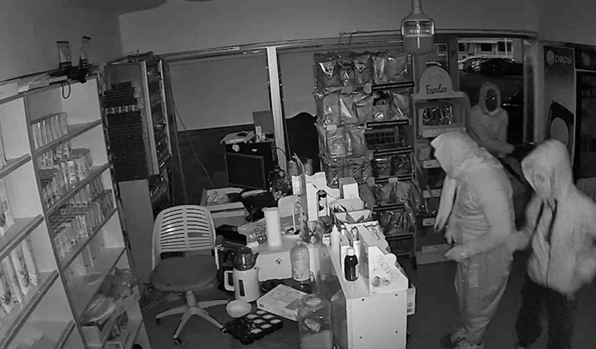 Kadın kılığına girseler de polisten kaçamadılar