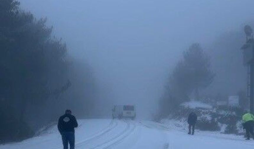 Osmaniye'de dolu yağışı yolları beyaza bürüdü