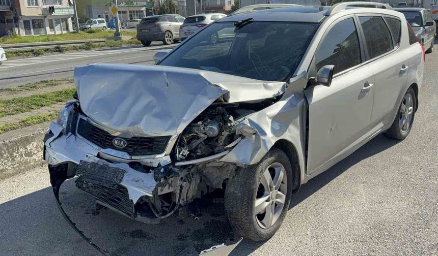 Otomobil hafif ticari araca çarptı: 4 yaralı