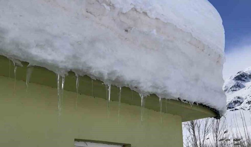 Ovacık'ta kar kalınlığı 2 metreyi buldu, evler kardan kayboldu