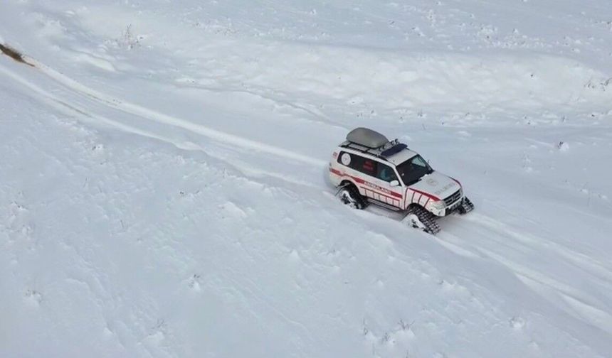 Tatvan'da rahatsızlanan hasta paletli ambulansla kurtarıldı