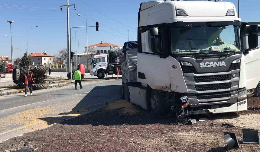 Tırın çarptığı traktör ikiye bölündü, sürücüsü yaralı kurtuldu