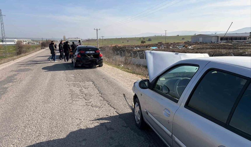 Yol üzerindeki kalas parçası kazaya sebep oldu, 2 yaralı