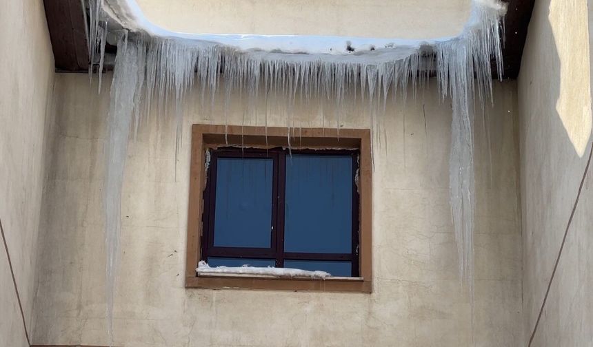 Yüksekova'da dondurucu soğuklar: Buz sarkıtlarının boyu 1 metreyi aştı