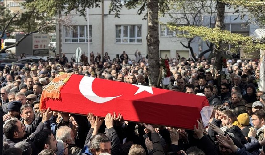 İstanbul'da öğrencinin bıçaklı saldırısında yaşamını yitiren öğretmenin cenazesi Konya'da defnedildi