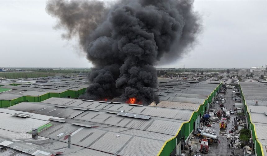 Adana'da geri dönüşüm tesisinde çıkan yangın kontrol altına alındı