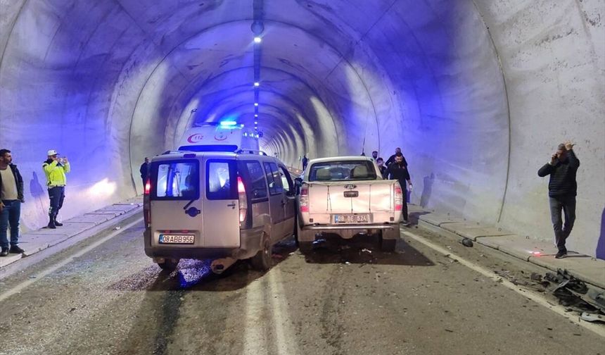 Artvin'de hafif ticari aracın pikapla çarpıştığı kazada 7 kişi yaralandı